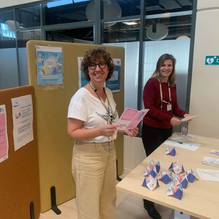 Stand à destination des patients sur le thème « Améliorer le diagnostic pour la sécurité des soins », tenu par Caroline Lixon (directrice de l'établissement) et Mariève Arenas Garrido ( responsable qualité).