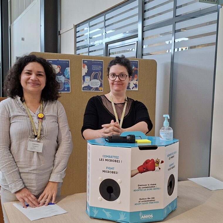 Liliane CORPS (aide soignante) et Heidi BORRAS (infirmière) sur le stand d'hygiène des mains.